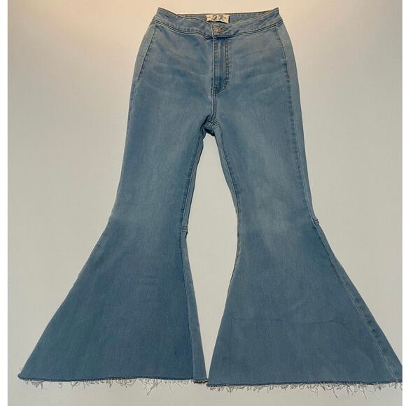 Free People Just Float On Flare
Light wash size 27 - Picture 4 of 10